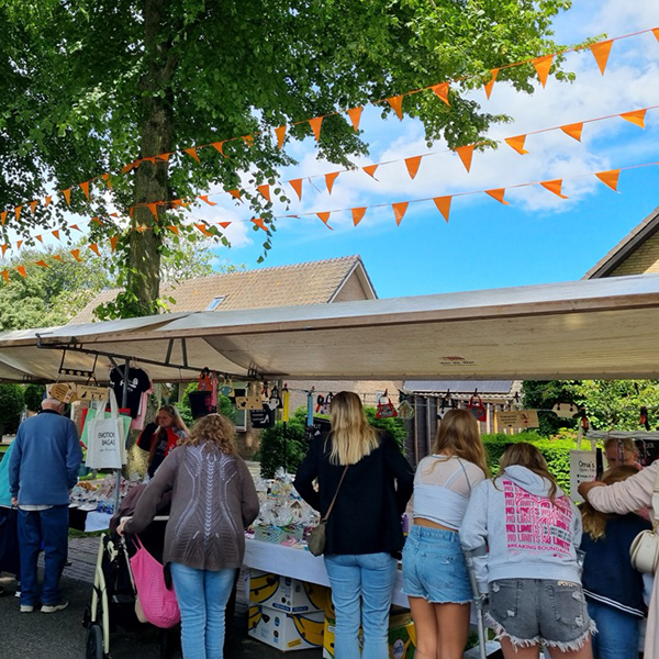 Op de Hernense Stratenmarkt vind je diverse soorten markten zoals de vrije markt, tuinmarkt, rommelmarkt, boekenmarkt en kunstmarkt.