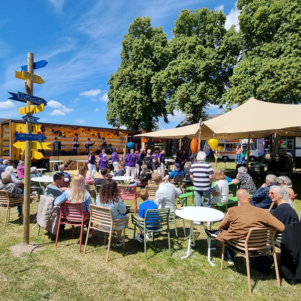 Volop terrassen en live-muziek tijdens de Stratenmarkt Hernen, o.a. bij de Mijlpaal