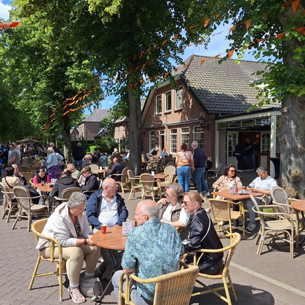 Diverse terrassen, live-muziek en evenementen. Ervaar de gezelligheid op onze Stratenmarkt.